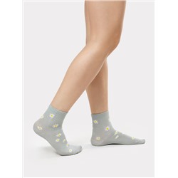 Комфортные носки женские светло-оливкового цвета с рисунком в виде ромашек
