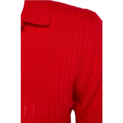 Красное трикотажное платье с воротником-поло