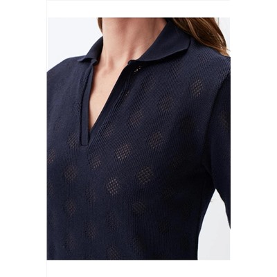 Темно-синяя ажурная блузка с воротником-поло и короткими рукавами