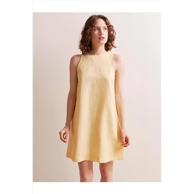 Желтое льняное платье без рукавов прямого кроя с круглым вырезом
