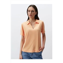 Базовая трикотажная футболка персикового цвета с воротником-поло и короткими рукавами