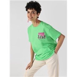 Зеленая женская футболка с коротким рукавом стандартного кроя с круглым вырезом и принтом