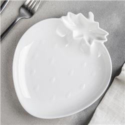 Блюдо фарфоровое с соусником Magistro «Клубника Бланш», 20×17 см, цвет белый
