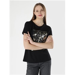 Черная женская футболка с коротким рукавом стандартного кроя с круглым вырезом и принтом