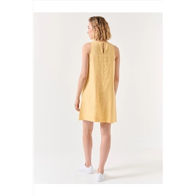 Желтое льняное платье прямого кроя без рукавов с круглым вырезом