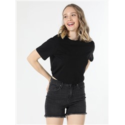 Женская черная футболка с коротким рукавом стандартного кроя с круглым вырезом и принтом