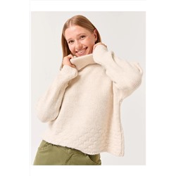 Короткий вязаный свитер с высоким воротником и длинными рукавами цвета экрю