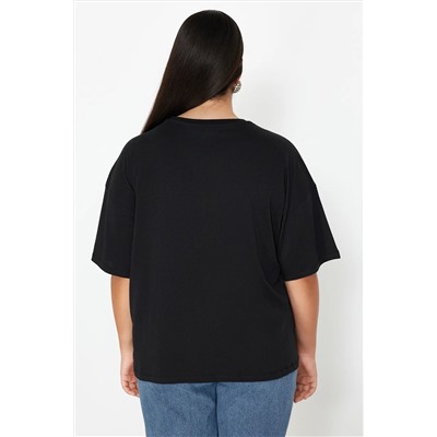 Черная трикотажная футболка оверсайз с аксессуаром в виде сердечка TBBSS24BF00008