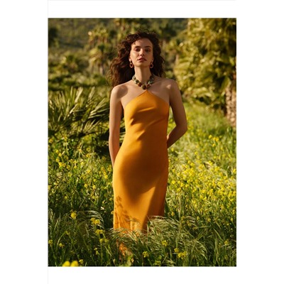 Атласное платье с воротником-хомутом горчичного цвета и натуральным камнем