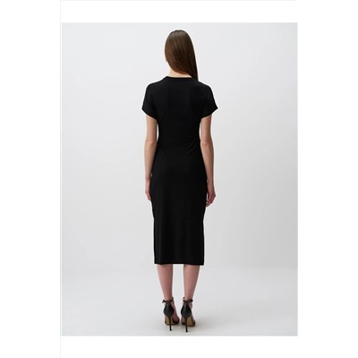 Черное платье-миди с круглым вырезом и короткими рукавами