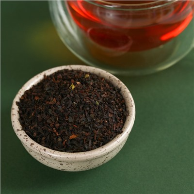 Набор «Покоряй горизонты»: чай чёрный с сушёными травами и чабрецом 50 г., шоколадные конфеты 130 г.