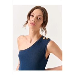 Темно-синяя трикотажная блузка на одно плечо с детальной отделкой
