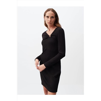 Черное стильное мини-платье с асимметричным воротником и длинными рукавами