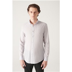 Светло-серая рубашка стандартного кроя с тонким мягким воротником на пуговицах и длинными рукавами из 100 % хлопка
