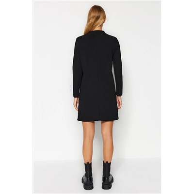Черное мини-трикотажное платье из креповой ткани с высоким воротником и карманами TWOAW24EL00596