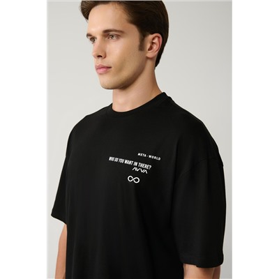 Черная футболка оверсайз из хлопка с круглым вырезом и принтом