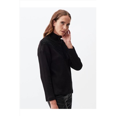 Черный свитер с высоким воротником и длинным рукавом с вышивкой