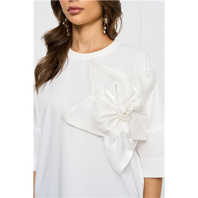 Блузка белая с декорированным большим цветком из органзы