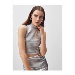 Серебряная блестящая блузка без рукавов с водолазкой