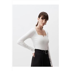 Белая стильная базовая блузка с квадратным вырезом и длинными рукавами