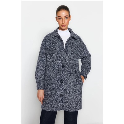 Темно-синее пальто-букле оверсайз с широкими карманами и деталью TWOAW24KB00039