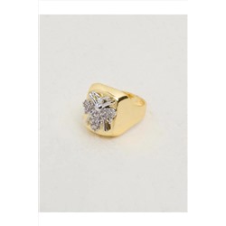 Кольцо с блестящим камнем и фигуркой золотой пчелы