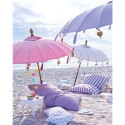 Подушки и зонтики на пляже