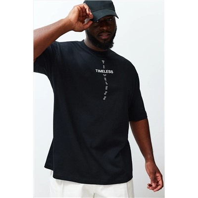 Черная удобная футболка больших размеров с принтом больших размеров из 100 % хлопка TMNSS24BF00022