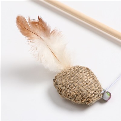 Дразнилка - удочка из эко-материалов "Шарик  с кошачьей мятой и перьями" на деревянной палочкой  915