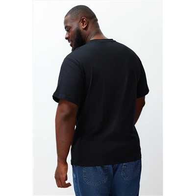 Черная удобная футболка с круглым вырезом и короткими рукавами с принтом обычного кроя больших размеров TMNSS23TS00141