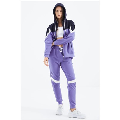 TOMMYLIFE A. Purple Удобный женский спортивный костюм с капюшоном и молнией с цветными блоками — 95324