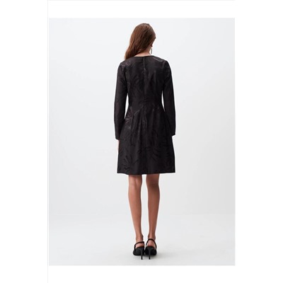 Черное мини-платье с круглым вырезом и длинными рукавами