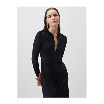 Черное бархатное платье макси с V-образным вырезом и длинными рукавами