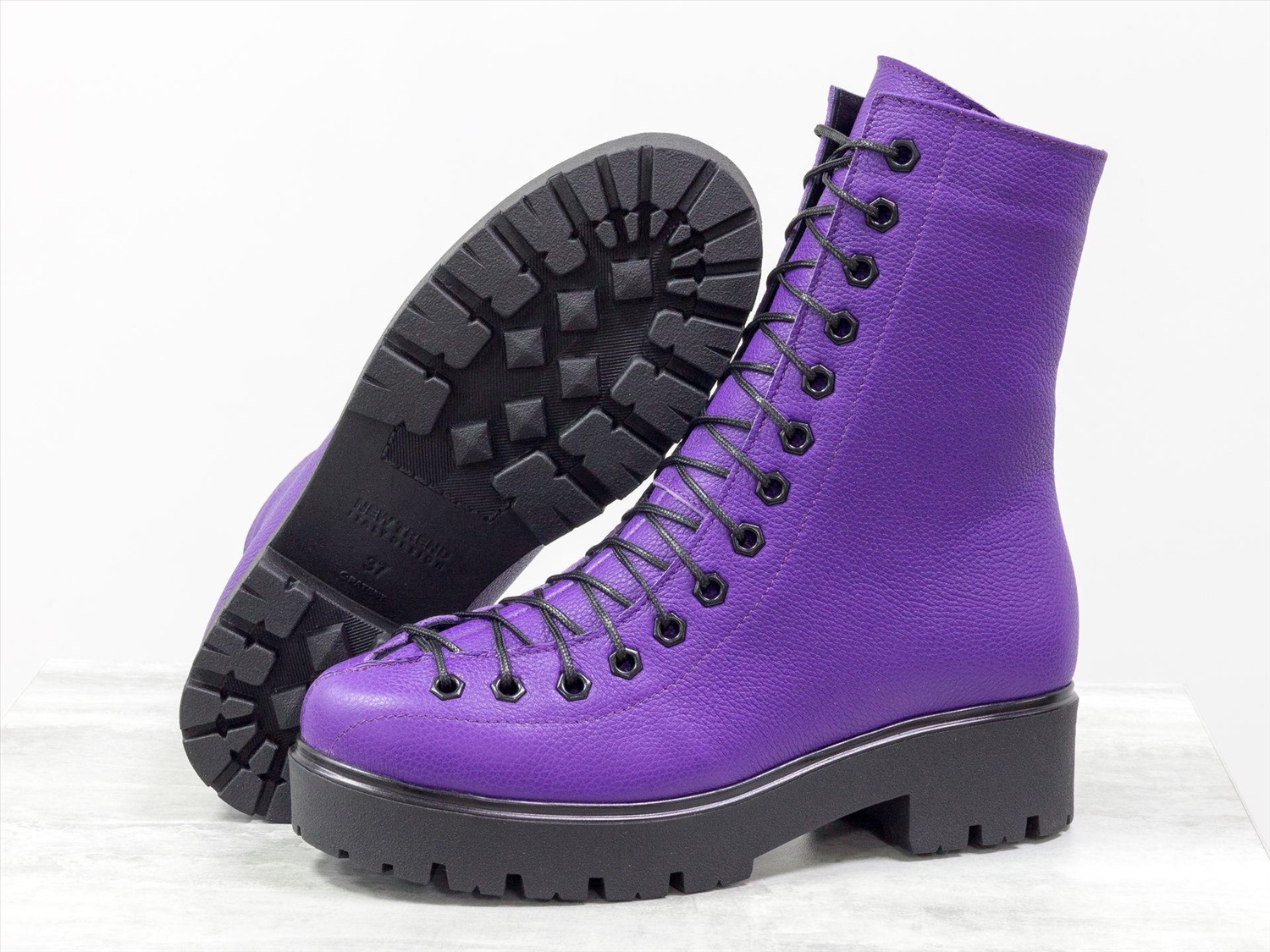 Фиолетовая подошва. Сиреневые ботинки. Фиолетовые ботинки женские. Сиреневые ботинки женские. Фиолетовая обувь женская.