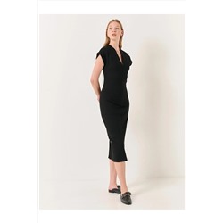 Черное стильное платье-миди без рукавов с V-образным вырезом 23WE011050