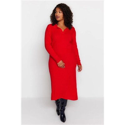 Красное трикотажное платье с воротником-поло