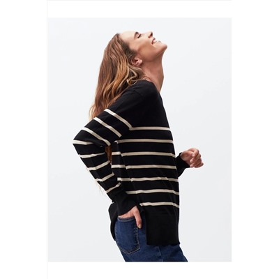 Черный трикотажный свитер в полоску с круглым вырезом и длинными рукавами