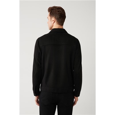 Черное замшевое пальто с классическим воротником и удобными передними карманами на кнопках