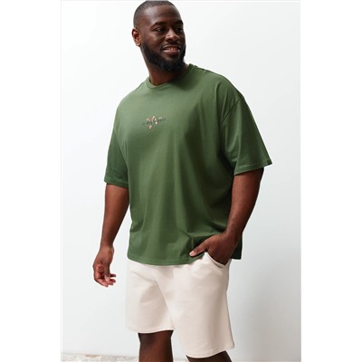 Зеленая удобная футболка большого размера с принтом большого размера из 100% хлопка TMNSS24BF00055