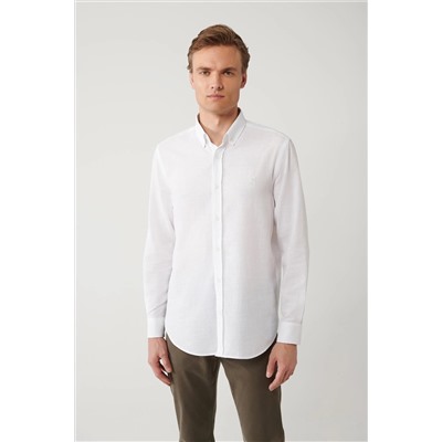 Белая рубашка с воротником на пуговицах, хлопковая текстура, стандартный крой