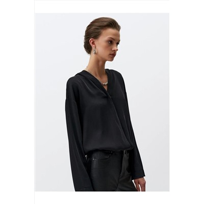 Черная стильная блузка с капюшоном и длинными рукавами