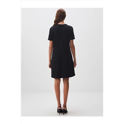 Черное базовое мини-платье с круглым вырезом и короткими рукавами