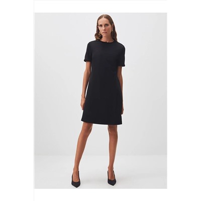Черное базовое мини-платье с круглым вырезом и короткими рукавами