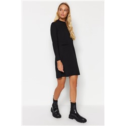 Черное мини-трикотажное платье из креповой ткани с высоким воротником и карманами TWOAW24EL00596
