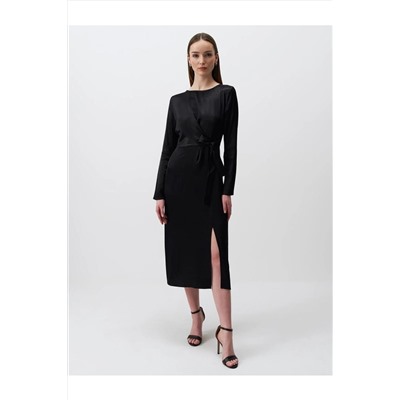 Черное атласное платье-миди с длинными рукавами и разрезом