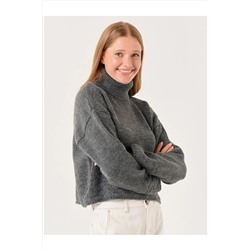 Короткий трикотажный свитер с водолазкой и длинными рукавами антрацитового цвета