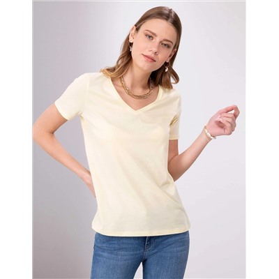 Светло-желтая футболка стандартного кроя с v-образным вырезом
