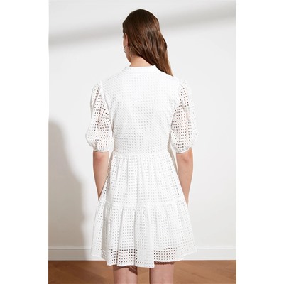 Мини-платье цвета экрю с тканым воротником и детальной вышивкой TWOSS21EL1006