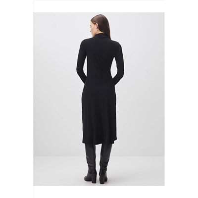 Черное стильное платье-миди с длинным рукавом и полуводолазкой