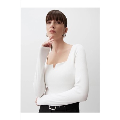 Белая стильная базовая блузка с квадратным вырезом и длинными рукавами